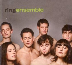 RING ENSEMBLE :  RING ENSEMBLE  (ENJA)

mid-price - Nati come ensemble di musica barocca i Ring Ensemble nel 2006 hanno iniziato una serie di concerti mensili chiamati Feature Ring dove, ogni volta, veniva ospitato un artista diverso. Tra gli artisti che si sono esibiti (in totale 35) ci sono stati Markus Stockhausen, Kurt Rosenwinkel, Celine Rudolph, Marta Topferova, Robyn Schulkowsky, Barbara Buchholz, Michael Schiefel, Aly Keita, Carl Ludwig Huebsch, Dj Illvibe, Flowin 'Immo, Antonio Ramos. Nel contempo i Ring Ensemble hanno continuato a sviluppare un proprio repertorio composto da motivi semplici e accattivanti utilizzati come base per vivaci improvvisazioni. Sono arrivati cos a sviluppare un progetto musicale estremamente originale che riunisce due anime: un trio jazz moderno e un quartetto di musica barocca. Per molto tempo siamo stati intrigati dall'idea di collaborare con una forma d'arte diversa - spiega Simon Slowik, leader del gruppo - inoltre, mia sorella Ulrike ed io abbiamo sempre voluto suonare insieme ed ogni volta che ne parlavamo ci rendevamo conto delle affinit e dei parallelismi che ci univano nel nostro modo di pensare e concepire la musica. La nostra intenzione non era di mescolare casualmente il barocco e il jazz, ma il desiderio di creare la nostra musica con il nostro linguaggio. Ho suonato il violoncello (basso continuo e orchestra sinfonica) per nove anni. Lo stile musicale del Ring Trio (jazz, world, improvvisazione free)  pi legato al mondo barocco rispetto a quello classico o romantico. I musicisti barocchi hanno una sensibilit simile per il groove, che in questo contesto non deve essere forte o particolarmente accurato per essere intenso. Gli strumenti del trio nel Ring Ensemble richiamano stili come trip hop, big beat e nu jazz. La combinazione del Fender Rhodes con una batteria jazz ed un contrabbasso pu essere sentito in gruppi come Cinematic Orchestra, Beady Belle e Bonobo, ed  tipico per i giovani che hanno una cultura musicale urbana. Sono sempre stato affascinato dalla enorme variet di suoni che offrono le orchestre sinfoniche e sono felice che questo ensemble da camera offra opzioni simili. Infatti, siamo in grado di utilizzare una vasta gamma di dinamiche: dal duo intimo, sino a crescere di potenza utilizzando tutto il gruppo. Un'altra influenza nei nostri pezzi  la musica elettronica, una sfida emozionante che ci permette di integrare realmente l'elettronica utilizzandola in maniera delicata. Il nostro intento  di cercare un suono molto naturale e puro, quasi come quello che offrono gli strumenti classici.