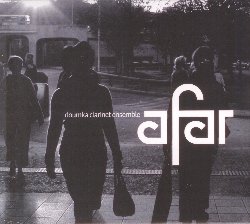 DOUMKA CLARINET ENSEMBLE :  AFAR  (ENJA)

mid-price - In Afar, il nuovo lavoro del Doumka Clarinet Ensemble,  possibile ritrovare la stessa bellezza melodica e potenza ritmica che ha segnato il successo del primo cd del gruppo, Caf Rembrand. Rispetto all'album precedente questo nuovo disco  arricchito dalle sonorit del contrabbasso (Christophe Gauvert) e delle percussioni (Christophe Durand) che supportano le complesse armonie create dal trio di clarinetti formato da Herve Bouchardy, Alexis Ciesla e Franck Ren. Le composizioni proposte in questo album attingono a piene mani dalle sonorit del Mediterraneo e del vicino oriente impreziosite dalla fantasia improvvisativa dei membri del gruppo.