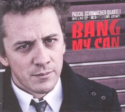 SCHUMACHER PASCAL :  BANG MY CAN  (ENJA)

mid-price - Ogni musicista deve liberarsi dei modelli e degli schemi tradizionali se vuole superare i sentieri gi battuti, per avventurarsi alla ricerca del nuovo. Pascal Schumacher fa questo in un modo enfatico e al tempo stesso sensuale. Percorre la difficile strada dell'inventiva artistica non soccombendo ai richiami della tecnologia, ma attraverso una attenta ricerca del suono. In senso stretto  un purista pi di molti altri musicisti Il suo strumento, il vibrafono, non rende certamente le cose pi facili. Il suo suono  esotico, ma  inflessibile e storicamente confinato in ambiti ben delimitati. Solo pochi musicisti hanno saputo lasciare un segno nella storia del jazz come compositori e visionari del vibrafono. Per Pascal Schumacher questa  un'ulteriore sfida. Il giovane musicista lussemburghese non solo vuole affermarsi come strumentista, ma punta a far emergere il proprio linguaggio personale. La sua miscela musicale  distintiva e, per quanto attinga ad elementi eterogenei che vanno dalla musica tardo-romantica al funky, propone una precisa visione stilistica. In ogni traccia di questo suo nuovo lavoro intitolato Bang My Can, Schumacher presenta un approccio musicale in cui si fondono il jazz da camera degli anni '80, con il suono rock degli anni '90 e la curiosit verso le molteplici espressioni musicali contemporanee.