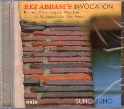 ABBASI REZ :  SUNO SUNO  (ENJA)

mid-price - Il nuovo album del chitarrista Rez Abbasi, il secondo con il suo gruppo Invocation, rappresenta un punto di svolta nell'evoluzione di questo musicista che, radicato profondamente nel jazz e nella musica classica, abbraccia le influenze musicali provenienti da India e Pakistan. Un percorso evolutivo che Abbasi porta avanti da pi dieci anni affiancato da Vijay Iyer e Rudresh Mahanthappa, altre due figure di spicco del jazz d'avanguardia indo-americano. L'interesse di Abbasi per la cultura indiana nasce dai genitori, infatti il padre  nato a Bombay mentre la madre in Pakistan, come lo stesso Rez. La sua famiglia  emigrata negli Stati Uniti quando Rez aveva quattro anni e sin dalla giovane et Rez si  cimentato nella musica occidentale ed orientale. Nel 2008 Abbasi ha creato il gruppo Invocation con Rudresh Mahanthappa (sassofono), Vijay Iyer (piano), Dan Weiss (batteria) e Johannes Weidenmueller (basso). Il loro album di debutto del 2009, Things to Come,  stato incluso dal Downbeat magazine tra i migliori album del decennio. In questo loro nuovo lavoro, intitolato Suno Suno (Ascolta ascolta in Urdu), le composizioni sono focalizzate su una forma musicale tradizionale del Pakistan chiamata qawwali. Il qawwali  una musica devozionale, come la sua controparte occidentale, il gospel afferma Abbasi Come il blues,  semplice eppure complessa nella sottigliezza. Come ascoltatore e compositore sono stato colpito dallo spirito che pervade il qawwali, dal i suoi ritmi coinvolgenti e dai suoi giochi di rimandi. Proprio come i musicisti jazz hanno fatto in passato con il gospel e il blues, ho voluto trasporre quello spirito. Questo  il primo album che mi rappresenta pienamente.