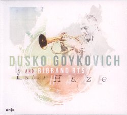 GOYKOVICH DUSKO :  LATIN HAZE  (ENJA)

Il trombettista Dusko Goykovich ha avuto una carriera incredibile, che gli ha permesso ri realizzare numerosi sogni. Dopo aver lasciato la sua nativa Jugoslavia per trasferirsi in Germania, si  spostato poi negli Stati Uniti al seguito della International Youth Band di Marshall Brown (con cui ha suonato al Newport Jazz Festival nel 1958). Successivamente ha suonato nelle orchestre di Maynard Ferguson e Woody Herman prima di decidere di tornare in Germania. Qui ha fondato il Jazztet della Radio di Francoforte, un gruppo che ha accompagnato Sonny Rollins e Stan Getz nei loro tour europei. Attraverso numerosi concerti e i suoi eccellenti album con Mal Waldron, Tommy Flanagan, Kenny Barron, Jimmy Heath, Abraham Burton e Ferenc Snetberger, Goykovich ha costruito un suo linguaggio sonoro peculiare, affermandosi come uno dei protagonisti del jazz europeo. In questo suo nuovo lavoro intitolato Latin Haze, Goykovich ritorna a celebrare una delle sue grandi passioni: il latin jazz e in generale la musica latina tutta (gi protagonista del suo album Samba do mar). Ad accompagnarlo in questo nuovo progetto troviamo l'eccellente Big Band della Radio-Televisione Serba (RTS).