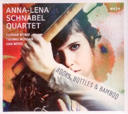 SCHNABEL ANNA-LENA :  BOOKS, BOTTLES & BAMBOO  (ENJA)

Nel suo album di esordio come leader, Books, Bottles & Bamboo, la giovane e talentuosa sassofonista Anna-Lena Schnabel, classe 1989, ha scelto al suo fianco i talentuosi musicisti Florian Weber (piano, piano preparato, melodica), Thomas Morgan (basso) e Dan Weiss (percussioni). Con composizioni originali, una ballata di Horace Silver ed unimprovvisazione di gruppo, Anna-Lena Schnabel guida con straordinaria disinvoltura questi esperti musicisti verso un terreno musicale fresco ed imprevedibile. Non  usuale ascoltare Weber suonare melodica, piano e piano preparato, ma questo  ci che Schnabel ha richiesto e ci che Weber ha cos brillantemente eseguito. Luniverso musicale della Schnabel presenta influenze disparate che vanno da Charlie Parker a Harry Partch, passando per Ornette Coleman, Eric Dolphy ed Oliver Lake, ma sempre mantenendo una sua originale unicit. Books, Bottles & Bamboo  un album in cui si intuisce tutto lo straripante talento di una musicista che, non ancora trentenne, vanta gi collaborazioni con Dominic Miller, Lars Danielsson, Jiggs Whigham, Maria Joao e Michel Benita.