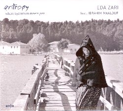 ZARI EDA :  ENTROPY - WHERE BYZANTIUM MEETS JAZZ  (ENJA)

Entropy  Where Byzantium Meets Jazz  un album ambizioso composto da otto inni selezionati da diversi cicli di cerimonie bizantine, arrangiati ed interpretati allinterno di un raffinato contesto jazz e caratterizzati da sonorit complesse, poliritmi, armonie e melismi vocali. Attraverso le cadenze pianistiche ed i colori delle parti vocali solistiche, gli inni ottengono un particolare simbolismo ed inedite variazioni dinamiche che permettono allascoltatore di apprezzare il lato pi tradizionale, lanima religiosa bizantina ed il carattere jazz dei pezzi. Il fulcro di questo originale progetto musicale di casa Enja  la bravissima cantante albanese Eda Zari, unartista nota a livello internazionale che si  esibita al Carnegie Hall di New York e nei migliori teatri di Parigi, Barcellona, ??Amsterdam e Berlino. Entropy  Where Byzantium Meets Jazz  dunque uno splendido mix di musica bizantina e jazz che Eda Zari ha saputo creare insieme agli eccellenti musicisti che ha voluto al suo fianco ossia il pianista e produttore tedesco Florian Weber, il famoso trombettista libanese Ibrahim Maalouf, il sassofonista neozelandese Hayden Chisholm, il contrabbassista tedesco Dietmar Fuhr ed il percussionista marocchino Rhani Krija che per anni ha condiviso il palco con Sting. Con un prezioso libretto di 24 pagine contenente gli interventi di eminenti musicologi albanesi, Entropy  Where Byzantium Meets Jazz  un album pieno di suggestioni che trasporta lascoltatore attraverso un percorso musicale del tutto inedito ed avvincente.