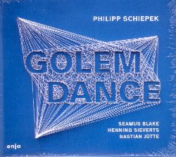 SCHIEPEK PHILIPP :  GOLEM DANCE  (ENJA)

Definito dal giornalista jazz e conduttore radiofonico tedesco Ulrich Habersetzer 'una vera scoperta con il suo suono fortemente radicato nella tradizione jazz ed uno stile moderno e scoppiettante', il chitarrista Philipp Schiepek  nato nel 1994 nella cittadina tedesca di Dinkelsbuehl. Dopo le prime esperienze nel campo del pop e del rock, il giovane talento si  appassionato alla multidimensionalit della comunicazione tra musicisti classici e jazz. Muovendosi tra hardbop, jazz creativo ed avanguardia, nonostante la sua giovane et, Schiepek si  gi esibito al Jazz Festival di Bonn, al King's Palace di Londra, al famoso jazzclub di Monaco di Baviera Unterfahrt, collaborando con artisti di altissimo livello come Richie Beirach, Pablo Held, Matthieu Bordenave ed altri ancora. Insieme ad Henning Sievers al basso e Bastian Juette alla batteria, Schiepek presenta Golem Dance, il suo ultimo progetto che vede anche la partecipazione del grande sassofonista Seamus Blake (sax tenore). Nell'interpretazione dei 9 originali scritti dagli stessi musicisti della formazione, oltre a Live di Johnny Green, spicca l'eccellente sessione ritmica di Sievers e Juette che fornisce la base su cui si snodano in modo armonioso e creativo le note della chitarra di Schiepek e del sax di Blake. Ascoltando Golem Dance  facile intuire che sentiremo ancora molto parlare di Philipp Schiepek.