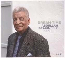 IBRAHIM ABDULLAH :  DREAM TIME  (ENJA)

Dream Time propone la registrazione del concerto che il pianista sudafricano Abdullah Ibrahim ha tenuto nella Hirzheim Concert Hall di Soellhuben, Germania, il 17 marzo del 2019. Lo spettacolo propone una suite suddivisa in 20 movimenti, per un totale di oltre un'ora di musica senza interruzioni, composta da Abdullah Ibrahim e suonata dal musicista al piano Fazioli. La musica  calma, ma trasuda una forza avvincente. Nel preludio, i toni morbidi rivelano delicatamente l'iniziale contenuto melodico. I motivi emergono in eco, lasciando il posto ad un'affermazione melodica completa, perfezionata da dettagli fini ed inaspettati. Il flusso scorre direttamente in un unico accordo liberatorio. Segue una seconda melodia, che da malinconica si trasforma in brillante lirismo. Non si tratta di una fine, ma di una transizione... Abdullah Ibrahim  un maestro della transizione. Nato il 9 ottobre 1934 a Citt del Capo, in Sudafrica, l'iconico pianista festeggia tra poco i suoi 85 anni di vita e, nonostante l'et, continua ad esibire una forte perseveranza nell'esecuzione, offrendo all'ascoltatore un flusso ininterrotto di bellezza melodica-tonale di forte impatto emotivo. Questa musica si eleva ben al di sopra della semplice somma delle sue note. Ascoltare Ibrahim ad un concerto  come intercettare la sua vita. Suonando, il maestro rivela affascinanti momenti della sua esistenza, attimi che scorrono lenti ed in modo costante, a volte fermando il tempo stesso. Ascoltando Dream Time ci si trova di fronte ad una tenerezza che con la sua spontaneit fa arrivare la musica delicatamente sotto la pelle dove rimarr molto tempo. Gli intimi fili melodici che sgorgano dal pianoforte di Ibrahim descrivono quasi settant'anni di attivit professionale, facendo da eco alle precedenti registrazioni dell'artista. I motivi della Suite evocano inoltre la patria di Ibrahim come si pu ascoltare nel magico Whoza Mtwana e nell'accattivante Sotho Blue. In questo mosaico sonoro in cui si riprende pi volte il tema del Bolero Blue, ci sono anche brani come For Coltrane ed un sentito omaggio a Duke Ellington che ha fatto da mentore ad Ibrahim presentandolo ad un pubblico internazionale. Punti di vista eclettici, ma il flusso rimane ininterrotto. La musica afroamericana che ha ispirato la prima parte della carriera del pianista, al tempo noto come Dollar Brand, si fonde naturalmente con i temi celebrativi che sono diventati successi africani. Per Abdullah,  un tutt'uno: il passato dal respiro lento abbraccia il presente e le note trasmettono un messaggio di atemporalit.  davvero una grande fortuna che questo concerto sia stato immortalato! Non rimane che abbandonarsi al flusso sonoro di Dream Time e lasciare che le musica ci imprima il suo messaggio profondo per sempre sotto la pelle.