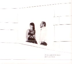 PAIS AFONSO & MARIA RITA :  ALEM DAS HORAS  (ENJA)

Alem Das Horas non  il solito disco, forse perch  stato realizzato da musicisti fuori dallordinario. Afonso Pais, ispirato compositore che vanta collaborazioni con cantautori come Edu Lobo, Ivan Lins, Rui Veloso, Dee Dee Bridgewater e Antonio Zambujo, non ha paura di abbracciare diversi stili musicali e possiede anche laudacia ed il talento necessari per farlo in modo davvero convincente. Rita Maria, eccellente cantante che ha lavorato tra gli altri con Mario Laginha, Carlos Bica, Ziv Ravitz, Elias Meister e Maria Tejada, presta la sua splendida voce a questo viaggio musicale, esibendosi con e senza testi ed improvvisando con unarmonia assolutamente magistrale. Alem Das Horas offre splendide canzoni in portoghese, piene di svariate influenze che tuttavia non distorcono la loro vera identit, ma che la arricchiscono. In questa registrazione di casa Enja la musica lascia spazio allimprovvisazione e lascoltatore non pu far altro che assecondare il piacere di farsi portare lontano dalle melodie. Gli arrangiamenti dellalbum prevedono diversi strumenti musicali tra cui la chitarra portoghese ed un quartetto darchi, oltre ad un suggestivo coro di voci maschili. A rendere speciale Alem Das Horas ci sono due artisti, Afonso Pais e Rita Maria, che non si risparmiano e danno il loro meglio, rendendo lesperienza dellascolto un vero piacere.