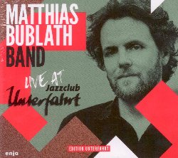 BUBLATH MATTHIAS :  LIVE AT JAZZCLUB UNTERFAHRT  (ENJA)

La prestigiosa etichetta jazz Enja Records,  da molto tempo legata al famoso Jazzclub Unterfahr di Monaco di Baviera: nel 2016, casa Enja ha pubblicato il primo volume della nuova serie Edition Unterfahrt dedicata agli eventi del club, un disco riservato ai soli soci del circolo. Live at Jazzclub Unterfahrt, il secondo album della serie,  invece disponibile per tutti gli appassionati di jazz e propone l'incredibile performance del pianista, organista e compositore Matthias Bublath che da anni affascina il pubblico con le sue incredibili interpretazioni e le sue straordinarie composizioni che ha fatto conoscere attraverso alcuni dei pi importanti festival al mondo come il Montreux Jazz Festival (Svizzera), il Kora Awards Johannesburg (Sudafrica) e The Kennedy Center Of The Performing Arts (Stati Uniti). Live at Jazzclub Unterfahrt propone il meglio dell'Unterfahrt Summer Week del 2016, un festival di musica jazz creato nel 1992 dal Jazzclub Unterfahrt, a cui prese parte la Bublath New York Band, ossia Matthias Bublath (organo Hammond B3, moog bass, pianoforte Fender Rhodes), Takuya Kuroda (tromba) e Zach Danziger (batteria), che per l'occasione si  unita a Ferdinand Kirner (chitarra) e Tim Collins (vibrafono, brani 5, 8). Il risultato finale  strabiliante: in primo piano ci sono avvincenti brani pieni di groove usciti dalla penna di Bublath, pezzi caratterizzati da suggestioni soul e funk in cui, come capita solitamente nelle band con organo, il posto del basso  preso dall'Hammond B3. La formazione si distingue per l'uso raffinato del pianoforte Fender Rhodes e del sintetizzatore analogico che conferisce alla musica un altro tratto piuttosto inusuale. Live at Jazzclub Unterfahrt si contraddistingue per l'incontenibile gioia interpretativa della formazione che permette a ciascuno dei musicisti di ritagliarsi i necessari spazi per l'improvvisazione.