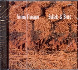 FLANAGAN TOMMY :  BALLADS & BLUES  (ENJA)

Ballads & Blues propone una sessione chiave del pianista americano Tommy Flanagan (1930-2001) incisa negli anni '70 ed  una prova incontrovertibile dello straordinario talento artistico di un musicista che era ritenuto uno dei migliori della sua generazione. Ballads and Blues vede Flanagan in duo con il bassista George Mraz, dunque in un format essenziale senza batteria che crea a Flanagan l'ambiente perfetto per allungarsi, aprirsi e fare quello che vuole con i tasti del suo pianoforte. I 7 brani del disco tra i quali Blue Twenty dello stesso Flanagan, Scrapple from the Apple di Charlie Parker e Blues For Sarka di Mraz, hanno tutti un notevole swing che li attraversa e li rende davvero piacevoli. Ballads & Blues  l'occasione giusta per riscoprire un pianista davvero speciale.