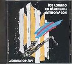 LOVANO JOE :  SOUNDS OF JOY  (ENJA)

Nato a Cleveland in Ohio nel 1952 Joe Lovano inizi a suonare giovanissimo spronato dal padre, il tenorsassofonista Tony Big T  Lovano, che lo faceva suonare con grandi artisti di passaggio in citt come Sonny Stitt, James Moody, Dizzy Gillespie e Gene Ammons. Iscritto alla Berklee School of Music di Boston incontr ed inizi a suonare con alcuni suoi futuri collaboratori come John Scofield, Bill Frisell e Kenny Werner ed al termine degli studi, tra il 1976 ed il 1979, suon per tre anni con Woody Herman. Dopo aver lasciato Herman Joe Lovano si trasfer a New York, dove vive, per entrare a far parte dell'orchestra di Mel Lewis per il tradizionale concerto ogni luned al Village Vanguard e con cui incise sei album. Seguirono concerti e lavori con Elvin Jones, Carla Bley, Lee Konitz, Charlie Haden, Bob Brookmeyer e Paul Motian che lo hanno fatto diventare uno dei sassofonisti pi richiesti ed apprezzati della scena jazz attuale.  Sounds of Joy  uno dei suoi primi album: registrato nel 1991 ai tempi del suo primo ingaggio come leader al Village Vanguard di New York, l'album  un vero tour de force, in, out, blues, ballate che dimostrano la sua grande maturit artistica. Trio con Antony Cox al basso e Ed Blackwell alla batteria. Best seller.