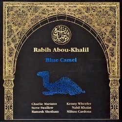 ABOU-KHALIL RABIH :  BLUE CAMEL  (ENJA)

Quinto album del grande compositore e virtuoso interprete del liuto arabo oud Rabih Abou-Khalial che con Blue Camel - forse il suo capolavoro - diventa un vero fenomeno mondiale riuscendo a scalare le classifiche di vendita ed inaugurando una lunghissima serie di concerti in tutto il globo. Un disco assolutamente da non perdere anche per la straordinaria copertina (che come tutti i suoi dischi propone una meravigliosa e suggestiva incisione araba). Con Rabih Abou-Khalil (oud), Charlie Mariano (sax alto), Kenny Wheeler (tromba), Steve Swallow (basso elettrico), Milton Cardona (congas), Ramesh Shotham (percussioni), Nabil Khaiat (percussioni).