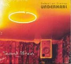 UNDERKARL :  SECOND BRAIN  (ENJA)

Grunge jazz? I tedeschi Underkarl sono pronti a stupire con un'originalissima miscela di jazz d'avanguardia, post rock e dancefloor elettronico che li rende davvero unici all'interno dell'attuale scena jazz, forti dei loro clamorosi concerti in tutti i pi importanti jazz festivals europei. Un quintetto composto da Nils Wogram (trombone), Lmsch Lehmann (clarinetti), Frank Wingold (chitarra, clicks & cuts), Sebastian Gramss (contrabbasso), Dirk P. Klsch (batteria) - pi Hayden Chisholm (voce) e Xaver Fischer (tastiere), ospiti in alcune tracce - che, celandosi dietro uno nome strano, sconvolge i palcoscenici jazz trasmettendo allegria e buon umore. Una notevole musica di confine.