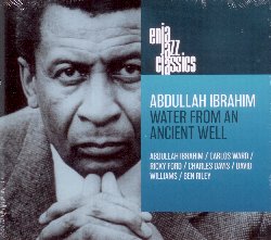 IBRAHIM ABDULLAH :  WATER FROM AN ANCIENT WELL  (ENJA)

Inserito nel libro 1001 dischi che devi ascoltare prima di morire edito da Universe Publishing, Water from an Ancient Well  una registrazione davvero imperdibile dello straordinario pianista e compositore sudafricano Abdullah Ibrahim, noto anche come Dollar Brand. Insieme ad una band eccellente formata da Carlos Ward (flauto alto), Ricky Ford (sax tenore), Charles Davis (sax baritono), David Williams (basso) e Ben Riley (batteria), Ibrahim (pianoforte) interpreta 8 suoi originali. Si tratta di uno di quei pochi dischi che vede Ibrahim scatenarsi con un gruppo jazz leggermente pi grande del solito. Come lascia presagire la presenza di talentuosi musicisti, il set ha una profondit che ricorda alcuni dei suoni pi spirituali degli anni '70, come quelli che caratterizzavano etichette come Muse Records e Strata East. Il suono di Water from an Ancient Well  piacevole e spigoloso, intriso della tradizione africanista dei primi lavori di Ibrahim, ma  addirittura migliorato da alcuni sorprendenti colpi di scena dei fiati. La tracklisti comprende capolavori come The Mountain, The Wedding, Sameeda e Mandela.