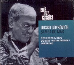 GOYKOVICH DUSKO :  SAMBA DO MAR  (ENJA)

Dusko Goykovich (tromba, flicorno); Ferenc Snetberger (chitarra acustica); Martin Gjakonovski (basso); Jarrod Cagwin (batteria). Rinomato per il suo inconfondibile fraseggio e le sue superlative ballate con tromba e flicorno, Dusko Goykovich rappresenta 50 anni di storia del jazz. Nato in Bosnia, si fece notare in Germania negli anni '50, fece parte delle orchestre di Maynard Ferguson e di Woody Herman negli anni '60, diventando in seguito un pioniere del movimento jazzistico balcanico. Passa con leggerezza dal bebop alle ballate, dalla bossa ai 5/4: il suo precedente lavoro Portrait, che celebrava il suo settantesimo compleanno,  stato accolto dalla critica come uno dei suoi capolavori. Nel suo nuovo album Samba do Mar, Dusko Goykovich propone il suo fresco ed effervescente approccio alla musica brasiliana spaziando tra le influenze barocche di Villa-Lobos, i suoi originali, un paio di bossa nova leggendarie di Antonio Carlos Jobim e gli originali composti dall'argentino Sergio Mihanovich: l'album mostra un particolare aspetto della brasilianit - naturale e rilassata ma allo stesso tempo sofisticata ed originale. In quest'album la sua controparte  il virtuoso chitarrista ungherese Ferenc Snetberger che possiede una delle poche voci fuori dal coro nell'ambito dell'improvvisazione con la chitarra classica: in Samba do Mar propone sonorit eccellenti che creano atmosfere brasiliane con cui pu lasciarsi andare a virtuosismi geniali. Completano il quartetto Martin Gjakonovski che  considerato tra i migliori bassisti europei e che ha precedentemente registrato con Bob Berg e Michael Brecker, ed il pi giovane nella band, il batterista americano Jarrod Cagwin, noto per il suo virtuosismo con le percussioni esotiche e che in quest'album suona principalmente con le mani, utilizzando percussioni africane e brasiliane.