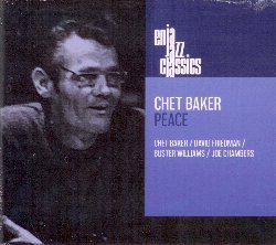 BAKER CHET :  PEACE  (ENJA)

Chesney Henry Baker Jr. (1929-1988), meglio conosciuto come Chet Baker, è universalmente riconosciuto come uno dei più importanti trombettisti della storia del jazz moderno. Giunto ad una fama improvvisa come partner di Gerry Mulligan nei primi anni '50, il suo suono chiaro ed il suo stile lirico e morbido divennero uno dei marchi di fabbrica del cool jazz della West Coast. La sua inventiva melodica apparentemente senza fine e la sua capacità interpretativa hanno raggiunto il loro picco a cavallo tra gli anni '70 ed '80 e l'album Peace, registrato nel 1982, è un eccellente esempio di questo periodo così prolifico ed artisticamente maturo. Chet Baker infatti, ispirato forse dalla strumentazione non comune (con la presenza della marimba) e dai brani originali, spesso arditi, di David Friedman, ha realizzato con Peace uno dei suoi dischi più intensi ed emozionanti. In particolare Lament for Thelonious, brano scritto e registrato immediatamente dopo la morte di Thelonious Monk, stupisce per la capacità di coinvolgere l'ascoltatore in un misto di gioia e dolore che lascia senza fiato. Al fianco di Baker (tromba), ci sono David Friedman (marimba, vibrafono), Buster Williams (basso) e Joe Chambers (batteria).