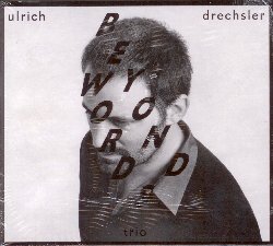 DRECHSLER ULRICH :  BEYOND WORDS  (ENJA)

Il clarinettista Ulrich Drechsler si  affermato negli ultimi anni come uno dei musicisti pi eclettici e versatili della scena europea. Ha miscelato i linguaggi del jazz e dell'elettronica con il suo Nu Jazz Trio, il cui Cafe Drechsler ha ricevuto l'Austrian Amadeus Music Award nel 2005. Ha interpretato ballate toccanti al fianco dello straorinario pianista Tord Gustavson (nel cd Humans & places del 2006), ha interpretato in modo innovativo la Winterreise di Franz Schubert e si  costruito una reputazione come compositore di colonne sonore. Questo suo nuovo lavoro intitolato Beyond Words riassume le due anime di questo artista - quella pi sperimentale e quella pi intimistica - in un unico album. La strumentazione  minimale ed  composta dal clarinetto basso dello stesso Drechsler, dal piano di Benny Omerzell e dalla batteria di Lukas Koenig. A loro si unisce in due brani la straordinaria cantante israeliana Efrat Alony.