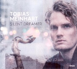 MEINHART TOBIAS :  SILENT DREAMER  (ENJA)

Due anni dopo la pubblicazione dell'apprezzato album Natural Perception, Tobias Meinhart ritorna con il suo nuovo ed appassionante album Silent Dreamer. Questo disco  sicuramente pi cupo del precedente, sia per quanto riguarda il tono che il soggetto, in quanto Meinhart utilizza una paletta tonale molto vicina alla musica alternativa ed a quella popolare. La moderna sensibilit jazz di Meinhart (sax tenore)  affiancata dalla maestria di eccellenti musicisti che sono Ingrid Jensen (tromba, effetti), Charles Altamura (chitarra), Yago Vazquez (pianoforte), Phil Donkin (basso, basso elettrico), Orlando LeFleming (basso) e Jesse Simpson (percussioni). Il risultato  un album allo stesso tempo coinvolgente, suggesivo e catartico che, come lascia intuire il titolo stesso, intende immortalare l'essenza dell'immaginazione inconscia: dei sogni, degli incubi, come pure di quei mondi invisibili e misteriosi che esistono tra i due. Quando improvviso e compongo mi piace pensare a me stesso come ad un pittore sonoro che aggiunge tratti ad una tela per farla vivere: questo  quello che racconta Meinhart di se stesso e che meglio di tante altre parole descrive lo splendido quadro sonoro ed onirico che  Silent Dramer.