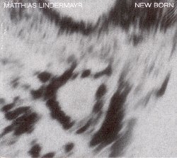 LINDERMAYR MATTHIAS :  NEW BORN  (ENJA)

L'alba di qualcosa di nuovo, qualcosa di grande. Qualcosa che avr un impatto su una scala definitiva. Il primo accordo di chitarra aleggia, il cembalo indugia e intanto appare il primo suono della tromba. Dal niente a proporzioni epiche. Dal vento alla tempesta. New Born  il titolo del nuovo disco di Matthias Lindermayr, un album nato in un periodo particolare della vita dell'artista, mentre stava tornando nella sua citt natale, Monaco di Baviera, dopo un lungo periodo trascorso a Berlino per studiare composizione e soprattutto mentre stava nascendo sua figlia! Le prime registrazioni di New Born furono effettuate prima della nascita della bambina, ma il lavoro fu completato dopo. Lindermayr afferma che in questo periodo aveva due pensieri fissi in testa: la nascita della figlia e l'album. Il disco  stato realizzato insieme al produttore e chitarrista Azhar Kamal, eccellente artista che aveva preso parte anche alla produzione di Lang Tang, l'album di debutto di Lindermayr per casa Enja. Rispetto alla loro precedente esperienza, per New Born i due colleghi hanno scelto un approccio pi jazzistico che prevede maggiore libert espressiva per i musicisti e garantisce una performance con una potente drammaticit sonora che supera i limiti di ci che  normalmente previsto nel jazz classico. La musica di New Born  estremamente dinamica, c' molto spazio per il basso e la tromba, che  stata in qualche modo sollevata dai suoi doveri vocalici,  libera di esprimersi senza gioghi che la frenavano invece nell'album di debutto di Lindermayr. Il line-up vede insieme Matthias Lindermayer (tromba), Azhar Kamal (chitarra, mandolino, banjo, basso, voce), Andreas Kurz (basso), Chris Gall (pianoforte) ed Andi Haberl (batteria). New Born  un compendio del jazz del terzo millennio, con melodie semplici e la voce della tromba che esprime molto senza mai essere ridondante.
