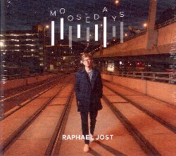 JOST RAPHAEL :  MOOSEDAYS  (ENJA)

Dopo il successo ottenuto con il suo album di debutto Don't Blame Me che gli ha fatto vincere lo Swiss Jazz Award nel 2015, il raffinato cantante, pianista e compositore svizzero Raphael Jost  tornato in studio per registrare Moosedays, il suo nuovo ed atteso album che lo vede al fianco di Raphael Walser (contrabbasso), 	Jonas Ruther (batteria), 	Christoph Grab (sax tenore), Florian Egli (sax alto, flauto), Lukas Thoeni (tromba, flicorno), Lukas Wyss (trombone) e Nils Fischer (sax baritono, clarinetto basso). Moosedays  un disco molto personale (10 delle 12 composizioni sono originali del pianista) che racconta storie tratte dalla vita di Jost. Come nell'album di debutto, anche in Moosedays le composizioni presentano influenze jazz e pop e sono interpretate da una band jazz puramente acustica. Oltre alla voce accattivante di Raphael, a colpire sono i tanti strumenti a fiato che a volte si presentano con un timbro sottile, mentre altre sembrano avere la potenza di una big band. Anche se i brani di Raphael Jost seguono spesso lo schema delle canzoni pop, essi riescono comunque ad offrire lo spazio necessario al talento degli eccellenti musicisti della formazione. La base  senza dubbio la sessione ritmica con cui Jost ha suonato in pi di 100 concerti nel suo Standard Trio, raggiungendo per questo una grande naturalezza nell'interazione. In Moosedays, il personalissimo pop jazz del giovane interprete e compositore svizzero unisce alla perfezione alti standard musicali e piacevole intrattenimento.