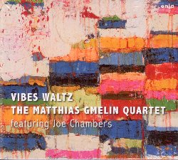 GMELIN MATTHIAS feat. CHAMBER JOE :  VIBES WALTZ  (ENJA)

Non capita tutti i giorni che un batterista illustre e di grande talento inviti una delle leggende viventi del suo strumento a collaborare, in formazione quartetto, al suo album di debutto. Nel caso di Matthias Gmelin e Joe Chambers, questo  esattamente quello che  successo. I due si conoscevano dal 2000 quando Gmelin era uno studente di Joe Chambers alla New School di New York e contemporaneamente suonava nella band studentesca. In Vibes Waltz emerge tutta la passione di Gmelin per la musica: il percussionista suona la batteria senza tentennamenti, dimostra di essere un ottimo compositore e nella scelta dei collaboratori si  preso alcuni dei migliori, ossia Emanuel Ruffler (pianoforte), Marc Abrahms (basso) e Joe Chambers (vibrafono). Gmelin ha dedicato il pezzo Abracadabrams al suo bassista Abrahms, musicista originario di New York che ha vissuto in Italia per molti anni ed ha suonato con alcuni dei migliori musicisti europei. Nella sua performance Joe Chambers dimostra di saper suonare il vibrafono con invidiabile maestria, senza mai cadere nella tentazione di voler essere il migliore della formazione. Anche il pianista Emanuel Ruffler mette in campo per i suoi collegni il meglio che ha da offrire, senza tirarsi mai indietro, anzi, dove possibile, alzando l'asticella. Vibes Waltz  un disco di esordio prodotto in modo eccellente, con cura ed attenzione, fatto di splendide composizioni che vengono interpretate con intensit da quattro eccellenti musicisti.