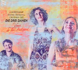 DIE DREI DAMEN :  VENUS IN THE BACKYARD  (ENJA)

Die Drei Damen, le tre dame della musica jazz tedesca: Lisa Wahlandt (voce) Andrea Hermenau (pianoforte, voce) e Christiane Ottl (basso, voce). Lisa Wahlandt  considerata una delle pi affascinanti cantanti jazz europee (World on Sunday), un'artista che dimostra che il jazz, come lo champagne, pu essere stuzzicante e sostanziale allo stesso tempo (Financial Times). Andrea Hermenau  un'eccellente pianista jazz, compositrice e cantante dotata di un particolare fiuto artistico per il groove elegante ed onirico (Mod). Christiane Ottl  una polistrumentista e cantante che propone la sua arte con gioia e leggerezza, senza compromettere per questo la sua intuizione artistica. Venus in the Backyard, il terzo album delle tre interpreti,  un disco arioso come una brezza, ma dotato di un groove terreno che strizza l'occhio allo swing. L'album propone composizioni originali delle tre artiste oltre al classico degli anni '40 One for My Baby, il brano jazz di Bobby Timmons Dat Dere, Here Comes The Sun di George Harrison, la hit anni '80 di Cindy Lauper Time After Time, Count On Me di Bruno Mars, Love Yourself di Ed Sheeran e molto altro ancora. Insieme agli eccellenti ospiti Mulo Francel (sassofono) e Gabriel Horn (percussioni), le tre signore interpretano le diverse hit da loro scelte in modo fresco e leggero, donando a questi classici una bella boccata di ossigeno. Venus in the Backyard  un album delizioso in cui preparazione tecnica e spontaneit interpretativa convivono in perfetto equilibrio grazie alla grande complicit artistica che unisce le tre musiciste.