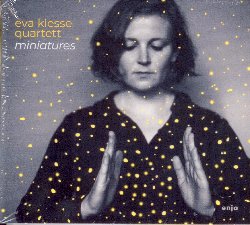 KLESSE EVA :  MINIATURES  (ENJA)

Miniatures  il terzo album di Eva Klesse (batteria) assieme al suo quartetto composto da Evgeny Ring (sax alto), Philip Frischkorn (pianoforte) e Stefan Schonegg (contrabbasso). Il titolo dell'album indica la direzione estetica della formazione: le composizioni, tutti originali dei musicisti, sono infatti delle miniature sonore essenziali ed intime, create con il criterio della riduzione. A rendere il tutto estremamente variegato e dinamico sono i diversi approcci compositivi ed interpretativi degli artisti. Il pezzo M.'s Dreaming di Philip Frischkorn ad esempio  caratterizzato da un brusco cambiamento di atmosfera, mentre Orm di Evgeny Ring fonde veloci arpeggi di pianoforte e vorticosi fraseggi di sassofono per culminare in una forza impressionante che incarna il concetto filosofico della pervasiva energia creativa. I brani di Klesse, spesso strumentali, riflettono invece concrete situazioni di vita: Back and Forth  stata scritta dalla batterista quando lasci gli Usa per trasferirsi in Germania, Gravity  nata a New York in un giorno in cui, come ricorda la Klesse la gravit sembrava particolarmente oppressiva, mentre And This Will Be prende spunto dalla frase di Leonard Bernstein sull'assassinio di J.F. Kennedy questa sar la nostra risposta alla violenza: fare musica ancora pi intensamente, magnificamente e devotamente che mai. Il suono di Miniatures  dettagliato e trasparente, con raffinatezze che appartengono alla musica da camera, composizioni abilmente forgiate ed improvvisazioni equilibrate, il tutto reso unico dalla straordinaria profondit espressiva degli interpreti.