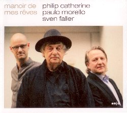 CATHERINE PHILIP / MORELLO PAULO / FALLER SVEN :  MANOIR DE MES REVES  (ENJA)

La leggenda europea della chitarra, Philip Catherine, propone Manoir de Mes Reves, splendido disco contenente alcuni brani che hanno fatto parte della sua giovinezza e di quel periodo di formazione che ha aperto la strada ad una carriera che ha portato Catherine a collaborare con grandi musicisti come Dexter Gordon, Chet Baker, Stphane Grappelli e Charles Mingus. L'album, che prende il titolo dalla composizione del pioniere del jazz Django Reinhardt, propone un nuovo trio all-star composto dagli eccellenti chitarristi Philip Catherine e Paulo Morello oltre al famoso bassista Sven Faller. La maggior parte dei brani selezionati hanno visto la luce a Parigi tra gli anni '50 e '60, tra essi ci sono composizioni di Georges Brassens, Henri Salvador, Eddy Louiss e Django Reinhardt. Con il famoso brano di bossa nova Recado e gli insoliti arrangiamenti di Insensiblement e I'll See You in My Dreams, entrambi frutto della maestria di Django Reinhardt, il materiale scelto per la track list di Manoir de Mes Reves si rivela essere il veicolo perfetto per l'eccellente interazione dei tre musicisti che dimostrano di avere un intimo senso del groove, idee spiritose ed un sofisticato contrappunto melodico. Le composizioni pi recenti comprendono il vivace ritmo gypsy-swing di Claudia's Delight di Paulo Morello e l'ingegnoso To Philip di Nicola Andrioli. In questa occasione inoltre, per la prima volta, Philip Catherine ha registrato due canzoni del suo defunto amico, la star vocale belga Maurane. Manoir de Mes Reves segna l'incontro di due generazioni di jazz europeo che hanno dato vita ad un disco profondamente radicato nella tradizione transatlantica, ma fresco e pieno di entusiasmo giovanile.