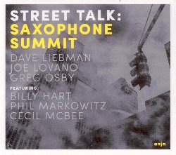 SAXOPHONE SUMMIT :  STREET TALK  (ENJA)

Enja Records  lieta di presentare Street Talk, ultimo disco dei Saxophone Summit, formazione per la quale la definizione di supergruppo  un eufemismo e che comprende Joe Lovano (sax tenore), Greg Osby (sax alto), Dave Liebman (sax soprano), Billy Hart (batteria), Phil Markowitz (pianoforte) e Cecil McBee (basso). Si tratta del quarto album dal 1999, da quando cio i giganti del sax Michael Brecker, David Liebman e Joe Lovano unirono le forze per celebrare l'epocale produzione di fine carriera di John Coltrane. Street Talk  anche il primo album della formazione con il grande sassofonista Greg Osby che si  unito al gruppo per tour estivo del 2017, prendendo il posto di Ravi Coltrane. Come in tutti gli album della formazione, il pianista Markowitz, il bassista McBee ed il batterista Hart formano una sezione ritmica straordinariamente sensibile che spinge, coordina ed integra l'ispirato flusso sonoro dei tre sassofonisti. Liebman enfatizza il ruolo sciamanico di Hart, descrivendolo come un narratore e drammaturgo estremo che pu gestire tre o quattro assoli senza ricorrere a ripetizioni. In Street Talk, piuttosto che eseguire le loro eroiche interpretazioni del repertorio di Coltrane che i musicisti conoscono perfettamente, la formazione ha preferito suonare un originale di ogni membro del gruppo. L'influenza di Coltrane sul Saxophone Summit  viva, ma lo abbiamo escluso in quanto rappresentante del gruppo dice Liebman e continua abbiamo mantenuto lo spirito e suoniamo melodie con quell'animo e quel sentimento, ma  la nostra musica, la nostra esperienza collettiva messa insieme. Ognuno di noi ha trovato una base comune pur mantenendo la propria unica individualit. Dopo un'astratta introduzione nella quale i sassofoni si intrecciano con equilibrio polifonico, Street Talk si apre con la traccia che d il titolo all'album, un pezzo di Lovano che ha debuttato nell'album del 1990 Landmark. Dopo un assolo al sax del compositore, Liebman ed Osby iniziano una conversazione, seguiti dal pianoforte turbolento di Markowitz e dai commenti di Hart. Hart  esplosivo in Point, una composizione di Markowitz che incanala gli spirito di Wayne Shorter ed Andrew Hill. Liebman apre Loudly con un assolo acappella di sax soprano. L'ensemble suona la melodia sullo swing di Hart, sul quale Liebman, Osby, Markovitz e Lovano guidano sia i cambi di accordo di Liebman che quelli originali. L'introduzione di McBee (basso) apre il suo A Portrait, una splendida melodia con un bel cambio di accordi che stimola gli assolo di Liebman, Lovano e Markowitz. Un duo atonale di Osby e Markowitz apre l'orginale di Osby Karussell. Segue Tolli's Dance di Hart che viene inaugurata dal canto fantasioso ed urgente della batteria dello stesso compositore che imposta il ritmo per il vivace brano che chiude Street Talk al quale contribuiscono gli assolo di Osby, McBee e Liebman. Dopo 45 minuti, quando Street Talk finisce, si nota che non c' nota che sia stata sprecata ed il disco lascia l'ascoltatore con la voglia di ascoltare ancora musica. Street Talk  un tassello indimenticabile ed imperdibile che si aggiunge alla straordinaria discografia di questa iconica formazione.