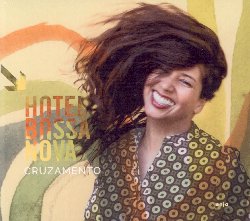 HOTEL BOSSA NOVA :  CRUZAMENTO  (ENJA)

Guidati dall'affascinante Liza da Costa, cantante con radici indo-portoghesi, la formazione Hotel Bossa Nova presenta il suo ottavo album, Cruzamento, in cui propone un'inimitabile mix di jazz, fado, samba e, naturalmente, la sensuale saudade della bossa nova. Liza da Costa, cantante e paroliera del gruppo, canta in modo appassionato in portoghese ed inglese, alternando tonalit dolci e ruvide che donano al disco una grande sensualit ed un ritmo sinuoso. Insieme ai tre virtuosi strumentisti Tilmann Hoehn (chitarra), Alex Sonntag (basso) e Wolfgang Stamm (batteria), Liza da Costa ha creato un album fatto di musica magica ed emozionante. Cruzamento, che in portoghese significa crocevia,  un ideale luogo d'incontro in cui persone con culture diverse si contaminao a vicenda, dando vita ad uno scambio che non far che arricchire tutto il mondo.