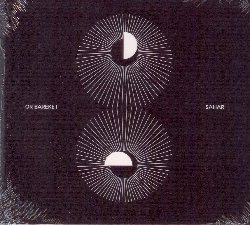 BAREKET OR :  SAHAR  (ENJA)

Nel suo terzo album, Sahar, il bassista e compositore Or Bareket dimostra un'incredibile maestria compositiva ed una straordinaria abilit� interpretativa. Le tracce del disco sono arricchite da potenti ritornelli melodici, pieni di passaggi complessi che trasudano intensit�. Composto e registrato durante la pandemia, Sahar testimonia la nuova traiettoria artistica intrapresa dal bassista insieme ad alcuni eccellenti musicisti della nuova generazione ovvero Morgan Guerin (sax tenore, Ewi, organo), Jeremy Corren (pianoforte e Fender Rhodes), Savannah Harris (batteria e percussioni), oltre a Joel Ross (vibrafono) che ha anche prodotto il disco e co-arrangiato la musica. Il termine Sahar ha vari significati nelle lingue semitiche: nell'ebraico moderno si traduce semplicemente con 'mezzaluna', mentre in vari dialetti arabi si traduce con 'poco prima dell'alba' e 'insonnia', ossia lo stato onirico in cui si arriva dopo essere stati svegli tutta la notte a rimuginare e desiderare. Il disco descrive l'esperienza vissuta da Bareket durante la creazione del disco, quando, a causa dell'isolamento imposto dalla pandemia, il bassista ha avuto modo di riflettere molto. In Sahar Bareket ripensa ai suoi genitori e al nonno appena scomparso, colui che gli aveva regalato il suo primo basso e si rende conto che l'esperienza di una vera parentela (non solo genetica) con i miei nonni, ha plasmato la musica del nuovo album in modo definitivo. Durante il lockdown, in un periodo cio� in cui c'� stato una sorta di annullamento del senso lineare del tempo, mi sembrava che io e i miei antenati esistessimo in realt� parallele e simultanee, piuttosto che agli estremi opposti di una linea. Con Sahar, Bareket invita l'ascoltatore a passeggiare con lui nel tempo, riflettendo su coloro che si sono persi e celebrandoli attraverso il canto.