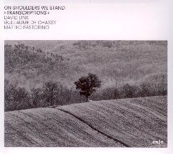 LINX DAVID / DE CHASSY GUILLAUME / PASTORINO MATTEO :  ON SHOULDERS WE STAND - TRANSCRIPTIONS  (ENJA)

Non inventiamo nulla interamente da noi stessi. Siamo sulle spalle di giganti creativi che ci hanno preceduto o che noi incontriamo oggi: musicisti, pittori, scrittori, i grandi che ci supportano e ci ispirano ogni giorno. Alcuni compositori classici ci sembrano amici fedeli. Nei loro brani per pianoforte, la melodia richiede spesso il canto. Cos abbiamo fatto delle trascrizioni per la parte vocale. Con queste parole David Linx e Guillaume de Chassy, ideatori del disco On Shoulders We Stand - Transcriptions, definiscono il loro approccio artistico. Linx, la voce del gruppo, si  creato uno spazio proprio nel panorama musicale afro-americano con progetti che lo hanno visto al fianco di James Baldwin, ma anche in quello europeo in cui ha collaborato con artisti come Diederik Wissels e Paolo Fresu. Guillaume De Chassy  un pianista che spazia tra jazz e musica classica e che vanta collaborazioni con Brigitte Engerer, Paul Motian e Natalie Dessay. Gli otto compositori scelti per questo progetto hanno regalato ai musicisti brani per pianoforte a cui Linx e De Chassy hanno aggiunto dei testi. Al loro fianco i due colleghi hanno voluto l'eccellente clarinettista sardo Matteo Pastorino, artista che ha arricchito il disco con un suono e un lirismo davvero unici. In On Shoulders We Stand - Transcriptions i tre musicisti affrontano un viaggio sonoro che  una grande sfida artistica, assumendosene tutta la responsabilit, fatto rarissimo in una societ in cui  spesso la sete di conformismo a governare il mondo. Continuano gli artisti: La musica che suoniamo a volte  scritta, a volte improvvisata. Abbiamo cercato di non semplificare ci che  complicato e di non complicare ci che  semplice. Proprio come i fiumi cambiano letto, i mondi si incontrano e gli orizzonti cambiano.