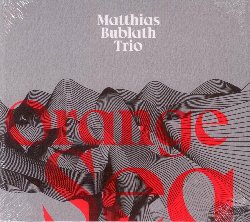 BUBLATH MATTHIAS :  ORANGE SEA  (ENJA)

Dopo quasi un decennio come freelance a New York, vari progetti da solista e sideman, un trio e la sua celebre e pluripremiata Eight Cylinder Big Band, il pianista tedesco Matthias Bublath sta ora riempiendo la sintassi classica di un trio jazz con pianoforte con elementi vitali. Nel suo ultimo disco Orange Suite Bublath si diverte a mescolare gospel, latino, funk, jazz e anche pop. In prima linea nel disco ci sono composizioni blues, piene di sentimento e melodiche che fungono da trampolino di lancio per i musicisti che sono liberi di esplorare e spingersi fuori dai confini della convenzione. Linee sincopate all'unisono, velocit vertiginosa, groove profondi e armonie toccanti enfatizzano in egual misura la musicalit e il virtuosismo. La libert d'improvvisazione di Bublath (pianoforte)  facilitata e assicurata dai suoi due colleghi che sono stilisticamente flessibili quanto lui. L'eccellente bassista slovacco Peter Cudek, versatile e originale, tanto capace di trasportare melodie quanto di mostrare il suo discreto virtuosismo. Christian Lettner, recentemente nominato professore di percussioni a Monaco e membro di lunga data del venerato gruppo fusion Doldinger's Passport,  un batterista molto ricercato per innumerevoli progetti che vanno dal jazz, alle percussioni classiche, al pop fino al r&b. Ispirate ai segnali culturali e sociali americani degli ultimi cento anni, le composizioni sono una celebrazione dei pi grandi artisti della nazione e un commento sul ventre oscuro della sua societ. Most Foul allude alla ballata di Bob Dylan Murder Most Foul scritta sull'assassinio di Kennedy, Sherman Bros flirta con il giocoso swing delle colonne sonore Disney di fine anni '60, mentre Monk Ponk, con gli echi di stride piano e i ricchi accordi,  un tributo a Thelonious Monk. L'immaginario evocato dal titolo Orange Sea potrebbe essere un tramonto sulla costa occidentale americana, o anche il riflesso sulle acque del Vietnam del napalm nelle foreste in fiamme. Orange Sea  un disco complesso e mai scontato con un approccio postmoderno al jazz, in cui ogni pezzo si distingue dagli altri ma, insieme agli altri, contribuisce a formare un paesaggio sonoro ambiguo e aperto.