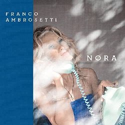 AMBROSETTI FRANCO :  NORA  (ENJA)

Figlio del sassofonista Flavio, Franco  cresciuto artisticamente con l'influenza degli eroi di suo padre che poi sono diventati anche i suoi: Charlie Parker, Dizzy Gillespie e Clifford Brown. Se da giovane il trombettista svizzero amava emulare la forza e l'abbandono viscerale dei suoi idoli, oggi, a pi di 80 anni, l'artista segue una musa diversa: dopo quasi 40 album da leader, ha raggiunto un punto della sua carriera in cui accarezzare ogni nota  pi importante per lui che mostrare la potenza. Racconta l'artista: Quando hai 20 anni vuoi suonare il pi velocemente possibile, come Clifford. Ma dopo aver compiuto 50 anni ti concentri su cose pi importanti e provi a dire qualcosa con poche note, ma quelle giuste, come ha fatto Miles Davis. Nel suo ultimo lavoro, Nora, Ambrosetti suona tutte le note giuste e in modo estremamente elegante. Sostenuto da un gruppo internazionale formato dal pianista Uri Caine, dal bassista Scott Colley e dal batterista Peter Erskine, con la partecipazione del chitarrista John Scofield, pi il pianista-arrangiatore vincitore del Grammy Alan Broadbent che dirige un'orchestra d'archi di 22 elementi, Ambrosetti scandaglia la profondit dell'emozione, interpretando con rara intimit e grazia delle splendide ballate romantiche. Invece di emulare la ferocia di Bird in Ornithology o l'intensit di Clifford Brown in Cherokee, Ambrosetti estrae qualcosa di pi lussuoso in Nora: uno spirito pi vicino a quello degli album Charlie Parker with Strings (1950) e Clifford Brown with Strings (1955). Racconta l'arrangiatore e direttore Alan Broadbent: Il mio metodo consiste nel coinvolgere l'orchestra in quella che chiamo una 'sottocanzone', in cui l'ensemble suona la propria melodia, sollevando ed esprimendo le cose in un tranquillo contrappunto con la canzone principale. Questo  uno stile pi vecchio con cui mi sono identificato da quando ero ragazzo, influenzato ovviamente da Gordon Jenkins e Nelson Riddle. Ma il mio approccio armonico alla scrittura degli archi  completamente diverso dal loro, pi orientato al jazz. Mi piace pensare di aver trovato la mia voce come arrangiatore/compositore. Credo che questo abbia attratto Franco in me, come le anime musicali che si ritrovano. La tracklist di Nora  ricca e davvero molto bella e comprende Nora's Theme e Sweet Journey di Franco Ambrosetti, Morning Song of a Spring Flower (George Gruntz), All Blues (Miles Davis), After The Rain (John Coltrane) e molto altro ancora. Anche disponbile su SACD.