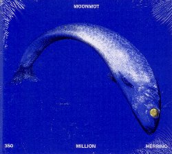 MOONMOT :  350 MILLION HERRING  (ENJA)

350 Million Herring  il secondo album del sestetto jazz contemporaneo anglo-svizzero MoonMot composto da Dee Byrne (sax), Simon Petermann (tromba), Cath Roberts (sax), Oli Kuster (tastiere), Seth Bennett (basso) e Johnny Hunter (batteria). Nel settembre 2021 i sei musicisti si sono incontrati sulle Alpi svizzere per un ritiro di una settimana: ogni musicista ha portato diverse composizioni che sono state poi ulteriormente sviluppate e provate. Successivamente la band si  trasferita a Lugano dove ha registrato la musica per tre giorni nello studio della Radio Televisione Svizzera RSI. 350 Million Herring propone 6 tracce, una composizione per ciascun membro della band, in cui i MoonMot elaborano alcune interessanti idee della recente storia della musica. La band ha messo insieme diversi concetti sonori e compositivi: melodiose parti dodecafoniche mescolate a ritmi contorti, brani classici e composizioni lineari in cui l'elaborazione elettronica arricchisce le sonorit del Fender Rhodes e della sezione fiati. Il titolo 350 Million Herring  tratto dalla composizione del batterista Johnny Hunter e si riferisce alla promessa fatta dell'ex primo ministro inglese Boris Johnson che ha affermato che, dopo l'uscita dall'Unione europea, ci sarebbero stati 350 milioni di sterline settimanali da destinare al sistema sanitario nazionale del Regno Unito.