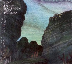 HIRABAYASHI MAKIKO :  METEORA  (ENJA)

Meteora � una famosa localit� nel nord della Grecia in cui si trovano sei monasteri greco-bizantini costruiti intorno al XIV secolo: posizionati a oltre 600 metri di altezza, a seconda del tempo questi edifici sembrano caduti dal cielo o, in caso di nebbia, sospesi a mezz'aria. La pianista giapponese Makiko Hirabayashi visit� questo luogo durante un tour di concerti ad Atene e rimase immediatamente affascinata dal suo potere simbolico: unit� isolate che tuttavia esistono in un contesto pi� ampio, fragili e fluttuanti, ma allo stesso tempo saldamente radicate. Il nuovo e quinto album del trio dell'artista nipponica, Meteora, � composto, come i monasteri della localit� greca, da strutture apparentemente semplici che solo dopo ripetuti ascolti si rivelano come architetture complesse meditative e fugaci, ma allo stesso tempo permanentemente scolpite nella roccia. In Birds Ascending, attraverso l'uso di percussioni viene abbozzato un dipinto impressionista e scenografico, Chestnut Alley si apre con ritmi coinvolgenti, Meteor rappresenta una sorta di corsa verso il cielo e poi ci sono alcune splendide miniature improvvisate come The Door o Slip. Insieme a Klavs Hovman al basso e Marilyn Mazur alla batteria, Makiko Hirabayashi ha creato un disco libero e aperto alla creativit� che racconta la bellezza rarefatta di un luogo magico, attraverso sonorit� che aprono all'ascoltatore nuove prospettive musicali.