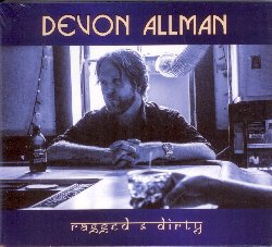 ALLMAN DEVON :  RAGGED AND DIRTY  (RUF)

Il cantautore, chitarrista e tastierista americano, Devon Allman  il figlio del grande bluesrocker Gregg Allman, fondatore dello storico supergroup blues Royal Southern Brotherhood di cui oggi suo figlio  uno dei componenti insieme a Cyril Neville, Bart Walker, Yonrico Scott e Charlie Wooton. Il giovane Allman conobbe il padre quando aveva 15 anni e sapeva gi suonare la chitarra che aveva scelto come strumento preferito. Anche la sua successiva carriera musicale si  sviluppata gradualmente senza interferire con quella del padre, tuttavia, come spesso affermato dallo stesso Devon, non  stato facile per lui allontanarsi dallombra del pi celebre padre. A solo un anno di distanza dal suo album di debutto Turquoise, Devon Allman propone la sua seconda pubblicazione da solista, Ragged and Dirty, disco prodotto dal pluripremiato percussionista, compositore ed arrangiatore Tom Hambridge, collaboratore di importanti artisti del calibro di Joe Luis Walker e Johnny Winter. In Ragged and Dirty il tipico blues elettrico di Chicago incontra rock e r&b, dando vita a sonorit dal fascino indiscutibile. Affiancato da Felton Crews al basso, Marty Sammon alle tastiere, Giles Cory alla chitarra e naturalmente da Tom Hambridge alla batteria, Allman d il meglio di s mostrando tutta la sua abilit di chitarrista slinger. Con un programma che comprende alcune composizioni firmate da Hambridge, alcuni originali di Allman che dimostrano la sua ormai raggiunta maturit compositiva, un brano scritto da Luther Allison ed una cover di Ten Milion Slaves di Otis Taylor, Ragged and Dirty  un album che esplora tutto il potenziale artistico del chitarrista e cantautore americano.