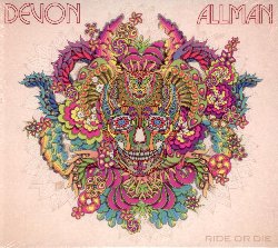 ALLMAN DEVON :  RIDE OR DIE  (RUF)

Periodi difficili hanno bisogno di dischi veramente speciali e Ride or Die di Devon Allman, figlio del grande bluesrocker Gregg Allman, fondatore dello storico supergroup blues Royal Southern Brotherhood di cui Devon  stato membro,  sicuramente uno di questi. Attraverso 12 tacce, 10 delle quali scritte da Devon Allman, il disco di casa Ruf racconta un mondo che sta impazzendo, totalmente fuori controllo, ma in cui luomo deve trovare il proprio posto con coraggio e determinazione. Devon Allman ha fatto un bel po di strada prima di guadagnarsi il suo meritato posto di pregio nella scena blues-rock. Quando il vocalista e chitarrista ha lasciato i Royal Southern Brotherhood nel 2014 il pubblico  rimasto molto perplesso. Fortunatamente Ride or Die rende giustizia alla scelta coraggiosa presa da Devon che ha preferito un salto nel vuoto alla ricerca della sua vera identit artistica. Registrato presso i Sound Stage Studios e gli Switchyard Studios di Nashville, Ride or Die vede Allman in buona compagnia con al suo fianco Tom Hambridge (percussioni/co-produzione), Tyler Stokes (chitarre), Steve Duerst (basso) oltre a Ron Holloway (sassofono), Bobby Yang (chitarre) e Kevin McKendree (tastiere). Ride or Die  il frutto di una grande alchimia che ha permesso a questi artisti di creare un imperdibile mix di soul, rock, blues alternative e molto altro ancora.