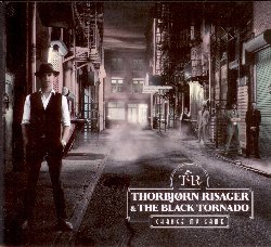 RISAGER THORBJORN :  CHANGE MY GAME  (RUF)

Nel 2014 il musicista danese Thorbjorn Risager e la sua band The Black Tornado pubblicarono il loro nono album Too Many Roads, sempre per casa Ruf, che fu premiato con un prestigioso award e valse alla formazione il plauso di pubblico e critica. Per coloro che seguono la formazione di Copenhagen sin dalla sua nascita nel 2003, Too Many Roads  il miglior album che questo ottetto abbia mai prodotto. Ora non  pi vero: con Change My Game Risager alza ancora una volta lasticella e presenta al pubblico un album di canzoni che sono allo stesso tempo accattivanti ed immediate, ma anche ricche di profondi significati e che propongono innovativi percorsi creativi ed inedite esplorazioni sonore. Il disco  un caleidoscopio fatto di canzoni fiere e feroci dal gusto rock e ballate dal forte potere emozionale; tra tutte spicca il blues classico di Train, traccia che inizia con il suono di una locomotiva, una voce ed una chitarra acustica per poi aprirsi alla band che infiamma latmosfera e porta il brano al suo climax. In un periodo in cui la tecnologia la fa da padrona, Change My Game  un album che nasce dallalchimia umana, una sintonia raggiunta da questi otto straordinari musicisti in circa 800 concerti in 21 paesi del mondo. Inoltre Change My Game  molto pi di un titolo:  la regola di vita che da sempre guida le scelte artistiche della band.