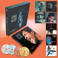 ALLISON LUTHER :  A LEGEND NEVER DIES (7-cd+4-dvd)  (RUF)

Ci siamo:  finalmente arrivato A Legend Never Dies, il cofanetto che celebra i vent'anni dalla morte della leggenda del blues Luther Allison! Casa Ruf propone due varianti del boxset: una in versione cd, contenente 7 album e 4 dvd, e l'altra in versione vinile, con 7 dischi e 4 dvd. In entrambi i casi si tratta di prestigiose edizioni limitate e numerate, quella in cd stampata in 1500 copie e quella in vinile in sole 1000. Questi splendidi box, arricchiti da un meraviglioso 'coffee table book' di 88 pagine realizzato dall'esperto di blues Art Tipaldi con la storia del musicista, commenti dei suoi amici, oltre a bellissime foto private, offrono all'ascoltatore le registrazioni fondamentali che Luther Allison ha inciso con l'etichetta Motown. I 4 dvd dei cofanetti contengono invece imperdibili video di repertorio, offrendo al pubblico indimenticabili immagini tratte dalle performance che Luther Allison ha tenuto nel 1987 (uno spettacolo nella ex Berlino est), nel 1991 (un concerto in Germania dove ha suonato con suo figlio Bernard) e nel 1997 (Live in Paradise e Zoo Bar). Tra le immagini, le pi coinvolgenti sono quelle che mostrano Luther durante i W.C. Handy Awards del 1997: ormai al culmine della sua carriera, in questo video Luther mostra una carica energetica ed una passionalit davvero incontenibili che spiegano perfettamente perch questo musicista ha vinto addirittura 5 Awards ed  anche stato nominato miglior Blues Entertainer of the Year. A Legend Never Dies  una vera festa per gli occhi, le orecchie ed il cuore, che ripercorre la storia di un genuino eroe del blues che, a vent'anni dalla sua scomparsa, fa ancora molto parlare di s.