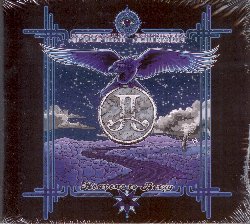 JOHNSON JEREMIAH :  HEAVENS TO BETSY  (RUF)

Tutto quello di cui ha bisogno Jeremiah Johnson sono le canzoni. Nell'era del pop consumistico il bandleader da St. Louis ama scrivere alla vecchia maniera: prendendosi tutto il tempo di cui ha bisogno ed accompagnandosi con la sua amata chitarra acustica. Tuttavia il suo ultimo progetto intitolato Heavens to Betsy  tutt'altro che una produzione vecchio stile:  un concentrato di musica esplosiva del nuovo millennio! In Heavens to Betsy volevo provare a fare qualcosa di diverso da tutti i miei album precedenti dice l'artista, e questo ha fatto, ritornando alle radici del blues del sud degli Stati Uniti. Con una formazione che comprende Frank Bauer (sax, voce), Tony Anthonis (basso), Benet Schaefer (batteria), Rick Steff (tastiere), Tony Antonelli (percussioni, voce), Pete Matthews (voce) e naturalmente Jeremiah Johnson (chitarra, voce), il groove  assicurato. L'album rappresenta la scrittura audace del cantautore americano che tratta vari temi, a volte pi leggeri ed altre pi impegnativi: in White Lightning racconta le lotte di un contadino del sud, in Leo Stone rivela la sua gioia quando la fidanzata gli disse di essere incinta, in Long Way Home parla di demenza senile, terribile malattia che ha colpito sua nonna. Heavens to Betsy   un disco che vuole e pu diventare la colonna sonora dei momenti della vita che davvero contano. Da parte sua Jeremiah Johnson si augura che questo disco diventi qualcosa che vorresti ascoltare quando sei con gli amici, celebrando la vita.