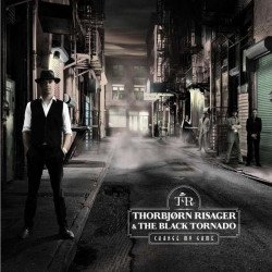 RISAGER THORBJORN :  CHANGE MY GAME  (RUF)

Nel 2014 il musicista danese Thorbjorn Risager e la sua band The Black Tornado pubblicarono il loro nono album Too Many Roads, sempre per casa Ruf, che fu premiato con un prestigioso award e valse alla formazione il plauso di pubblico e critica. Per coloro che seguono la formazione di Copenhagen sin dalla sua nascita nel 2003, Too Many Roads  il miglior album che questo ottetto abbia mai prodotto. Ora non  pi vero: con Change My Mind Risager alza ancora una volta l'asticella e presenta al pubblico un album di canzoni che sono allo stesso tempo accattivanti ed immediate, ma anche ricche di profondi significati e che propongono innovativi percorsi creativi ed inedite esplorazioni sonore. Il disco  un caleidoscopio fatto di canzoni fiere e feroci dal gusto rock e ballate dal forte potere emozionale; tra tutte spicca il blues classico di Train, traccia che inizia con il suono di una locomotiva, una voce ed una chitarra acustica per poi aprirsi alla band che infiamma l'atmosfera e porta il brano al suo climax. In un periodo in cui la tecnologia la fa da padrona, Change My Mind, disponibile anche in versione cd,  un album che nasce dall'alchimia umana, una sintonia raggiunta da questi otto straordinari musicisti in circa 800 concerti in 21 paesi del mondo. Inoltre Change My Mind  molto pi di un titolo:  la regola di vita che da sempre guida le scelte artistiche della band.