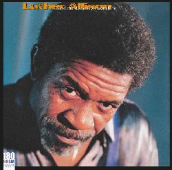 ALLISON LUTHER :  HAND ME DOWN MY MOONSHINE  (RUF)

Hand Me Down My Moonshine  la prima registrazione acustica del chitarrista americano Luther Allison e fu realizzata nell'abitazione parigina dell'artista. Si tratta dunque di un incontro intimo con Luther, la sua chitarra ed alcuni amici presenti pronti a dare il loro contributo. Il vibrante stile acustico alla chitarra di Allison e la sua voce non amplificata fanno di questo disco un vero piacere sonoro. Dieci dei dodici brani del disco sono originali di Allison che ha anche vestito i panni del produttore. Ad accompagnare Allison in tutti i brani c' il suo storico bassista Zox, tranne che in You're The One e Castle dove interviene il chitarrista europeo Patrick Verbeke. Il figlio di Luther, Bernard Allison, d il suo contributo in Meet Me in My Own Hometown con slideguitar e voce, mentre in questo brano l'armonica  suonata da Thierry Menesclou. L'atmosfera generale della registrazione  molto rilassata e tuttavia allegra: ascoltando Hand Me Down My Moonshine si ha l'impressione di trovarsi nella sala dell'appartamento di Luther Allison in compagnia di un gruppo di eccellenti artisti.