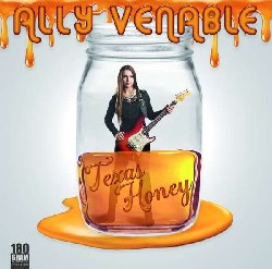 VENABLE ALLY :  TEXAS HONEY  (RUF)

Ally  il futuro del blues ha detto Mike Zito di Ally Venable, eccellente chitarrista e cantautrice americana, classe 1999, che ha iniziato la sua carriera nel coro della chiesa per poi seguire le orme dei suoi beniamini, il chitarrista Stevie Ray Vaughan e la vocalista Miranda Lambert.Texas Honey, album di debutto della promettente stella del blues,  stato registrato nei Marz Studios in Nederland, Texas, alla presenza del geniale Mike Zito nelle vesti di produttore. In questo progetto Ally Venable si  molto concentrata sulla scrittura delle canzoni, tutti suoi originali tranne Love Struck Baby di Stevie Ray Vaughan e Careless Love Blues di Spencer William e Martha E. Koenig. Nei suoi brani, la talentuosa cantautrice racconta le esperienze pi significative della sua giovane, ma intensa esistenza, regalando all'ascoltatore un appassionante viaggio nella vita di una ventenne americana. Ascoltando Texas Honey  facile intuire che questo  solo il primo tassello nella carriera di un'artista che far molto parlare di s. Il disco  disponibile anche in versione cd.