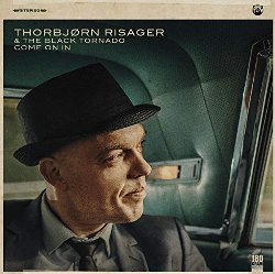 RISAGER THORBJORN :  COME ON IN  (RUF)

In oltre 1000 concerti in pi di 21 paesi, Thorbjorn & The Black Tornado hanno fatto divertire e ballare il pubblico, dimostrando che la forza del blues consiste nell'aiutare la gente a superare i problemi della vita con il groove. Racconta il frontman: Alcune persone pensano che il blues sia triste perch prende il nome dal colore della malinconia e perch deriva dalla musica degli schiavi americani. Ma bisogna ricordare che questa era una musica che faceva radunare la gente quando voleva dimenticare le fatiche della quotidianit. Il blues veniva suonato in occasioni di festa ed era una musica da ballare. Io vorrei portare avanti questa tradizione: vorrei alleviare i vostri problemi attraverso la musica affinch possiate ritornare a casa con il sorriso sulle labbra. L'approccio aperto ed innovativo al blues di questa band arrichisce le melodie blues con elementi appartenenti ad altri generi come funk, gospel, soul e rock'n'roll. Come On In  caratterizzato da ballads malinconiche incentrate sulla chitarra acustica. Racconta Risager: Il blues mi d la possibilit di sfogarmi. Questa volta ho scritto canzoni in cui parlo dei miei dubbi, chiedendomi se nella mia vita ho fatto tutto bene. Comunque nei miei brani si vede sempre la luce alla fine del tunnel. Il che significa stringere i denti e dire: vado avanti.