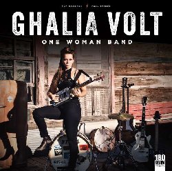 VOLT GHALIA :  ONE WOMAN BAND  (RUF)

La forza di una donna che si trova con le spalle al muro non va sottovalutata. Nel marzo del 2020, quando a causa del coronavirus la scena musicale globale  stata costretta al silenzio, Ghalia Volt si  dovuta confrontare con un dilemma: cosa faccio ora? La risposta  stata: una one woman band che ha portato alla produzione dell'omonimo disco. In realt all'inizio della sua carriera Volt era una cantante di strada e quindi per il suo nuovo progetto si  rifatta alle sue abilit di un tempo come cantare suonando le percussioni con i piedi, accompagnandosi alla chitarra. Sicura del format scelto, in agosto Volt  partita per un lungo viaggio in treno attraverso gli Stati Uniti alla ricerca dell'ispirazione ed infatti la maggior parte delle canzoni di One Woman Band raccontano esperienze vere vissute dall'artista durante il percorso. A novembre era tutto pronto: One Woman Band  stato registrato nei leggendari Royal Sound Studios di Memphis, dove hanno lavorato anche giganti come Al Green e Willie Mitchell. Tutti gli strumenti sono stati registrati dal vivo e, tranne pochissime eccezioni che vedono l'intervento di Dean Zucchero al basso e Monster Mike Welch alla chitarra, Volt ha fatto tutto da sola. Il risultato  un disco che racconta il ritmo della vita con liriche oneste, crude ed anche ironiche che fotografano la realt oggettiva, ma sempre cercando di trovare in essa un lato positivo.