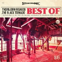 RISAGER THORBJORN & THE BLACK TORNADO :  BEST OF  (RUF)

L'artista danese Thorbjorn Risager  un acclamato cantautore, vocalista incomparabile, chitarrista pieno di sentimento e bandleader della potente band The Black Tornado. Non riesco a credere che siano trascorsi 20 anni da quando abbiamo iniziato questo grande viaggio, afferma Risager ripensando ad una carriera durante la quale ha conquistato prestigiosi premi blues, la sua musica  arrivata in oltre 20 paesi del mondo ed ha anche avuto la possibilit di esibirsi con leggende come Buddy Guy. Il doppio album Best Of  dunque una celebrazione di questi splendidi 20 anni di carriera, una meravigliosa raccolta di canzoni che racchiude gli ultimi due decenni della vita artistica di questo moderno bluesman. Coprendo gli anni dal 2004 al 2012, il primo volume del box  caratterizzato dall'eccitazione dei primi anni, quando Risager e la band, originariamente operante sotto il nome Blue 7, diedero una nuova svolta al r&b della New Orleans degli anni '50. In questo primo disco ci sono le migliori canzoni degli album di quell'epoca rivoluzionaria a partire dal primo album di studio del 2006 From The Heart, che ha portato la rispettata rivista statunitense BluesWax a definire Risager come il prossimo grande nome del blues. Il secondo volume del box racconta invece la carriera del bluesman pi maturo, con l'ingresso, nel 2014, nella scuderia dell'etichetta tedesca Ruf con il disco Too Many Roads in cui esplode anche il suo grande talento compositivo. Best Of non  un punto di arrivo, n i suoi pezzi sono l'ultima parola della band. E' solo una tappa verso un traguardo che pochi artisti raggiungono.