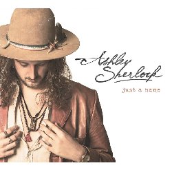 SHERLOCK ASHLEY :  JUST A NAME  (RUF)

Dopo aver supportato la Kris Barras Band, The Quireboys e Laurence Jones e dopo la pubblicazione di due Ep di successo, Ashley Sherlock fa il suo debutto per casa Ruf con il disco Just a Name. Registrato in quattro giorni nel dicembre 2022 nello studio Hallam Mill di Manchester, l'album del cantautore inglese propone un intrigante mix di soul, pop e hard rock, suonato con passione da Sherlock (chitarra, voce) insieme a Danny Ring (batteria, voce), Charlie Rachael Kay (basso, voce) e Noah Sills (sax alto). Il brano di apertura, Trouble, propone un rock agrodolce con il falsetto di Sherlock e la sua chitarra che costruisce riff fatti di nuvole temporalesche che conducono a un assolo mozzafiato. Realise  un pezzo spigoloso e urgente, mentre gli accordi taglienti di Goodbye To You e suoi i silenzi improvvisi trasudano drammaticit. Sherlock  altrettanto potente anche quando rallenta il ritmo: I Think That She Knows  un brano riflessivo e delicato che tuttavia non manca d'intensit. Empty Street inizia con un momento d'intimit con il cantautore che quasi sussurra all'orecchio dell'ascoltatore per poi lasciare spazio ad un potente ritornello. Tutto questo e molto altro ancora  Just a Name, un disco che trasuda tutta l'energia di un giovane e talentuoso cantautore di Manchester di cui si sentir parlare parecchio.