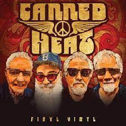 CANNED HEAT :  FINYL VINYL  (RUF)

Los Angeles, 1965: i musicisti blues Alan Blind Owl Wilson (1943-1970) e Bob The Bear Hite (1943-1981) insieme ad altri straordinari colleghi fondavano i Canned Heat. Hanno dato alla band il nome di una canzone del 1928 del bluesman Tommy Johnson che parlava di un carburante, il canned heat, contenente alcol metilico che spesso veniva usato come droga dagli alcolisti. Nel 1967 si un alla band il batterista Adolfo Fito de la Parra, ancora oggi collaboratore del gruppo, mentre per il resto la formazione ha visto molti cambiamenti nel suo lineup. Il successo internazionale della formazione arriv nel 1966 con il singolo On The Road Again seguito da tantissime hits come Going Up The Country (1968) e Lets Work Together (1970). Facciamo un balzo nel presente: quasi 60 anni dopo la creazione dei Canned Heat, casa Ruf presenta il nuovo album di studio della band, Finyl Vinyl. Il disco  stato registrato a Burbank, in California, con lo storico batterista Fito de la Parra che si  unito ai membri dellattuale formazione, ovvero Jimmy Vivino (chitarra, tastiere, voce), Dale Spalding (arpa, voce) e Richard Rick Reed (basso) che  succeduto a Larry The Mole Taylor purtroppo scomparso nel 2019. Un altro musicista che pu essere ascoltato nellalbum  la star del blues rock Joe Bonamassa che fa unapparizione come chitarrista solista in So Sad (The Worlds In A Tangle), brano che i Canned Heat registrarono per la prima volta per il loro album del 1970 Future Blues con i membri fondatori Alan Wilson e Bob Hite. Altro pezzo essenziale di Finyl Vinyl  Blind Owl, scritto dal cantautore californiano Dave Alvin come omaggio ad Alan Wilson: il titolo riprende il soprannome del fondatore dei Canned Heat, cos chiamato per la sua estrema miopia. La tracklist propone inoltre tre composizioni di Jimmy Vivino ovvero One Last Boogie, Goin To Heaven (In a Pontiac) e When Youre 69 e tre di Dale Spalding Tease Me, Youre The One e Independence Day. Viene quasi da chiedersi se Finyl Vinyl non sia il gran finale con cui i Canned Heat hanno deciso di dire addio al mondo dello spettacolo. Ci sono molti indizi che fanno pensare a questa possibilit: il titolo dellalbum, Finyl Vinyl, pu ovviamente essere inteso come vinile finale. Poi c il brano dapertura, One Last Boogie di Vivino, che punta nella stessa direzione. E infine, ma non meno importante, unaltra delle sue canzoni, When Youre 69, parla di unet che fa pensare alla pensione piuttosto che a ulteriori attivit. Sta di fatto che la homepage della band si apre con il programma del tour 2024 che  pieno zeppo di date e che dagli Stati Uniti arriva anche in Europa