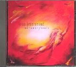 JEANRENAUD JOAN :  METAMORPHOSIS  (NEW ALBION)

Nel 1999, dopo venti anni come violoncellista del Kronos Quartet, Joan Jeanrenaud ha deciso di lasciare il gruppo ed iniziare una metamorfosi nel suo sviluppo artistico e diventare interprete solista: durante alcuni lunghi soggiorni alle Hawaii ed a San Francisco ha potuto liberamente esplorare varie direzioni e pur continuando a lavorare con i pi importanti compositori contemporanei viventi, ha iniziato a comporre e produrre spettacoli multimediali. Metamorphosis rappresenta la musica di questo periodo ed  anche la colonna sonora del suo omonimo spettacolo teatrale. Nata e cresciuta in una piccola fattoria fuori Memphis, Tennessee, Joan Jeanrenaud ha iniziato a suonare il violoncello a 11 anni diventando immediatamente la violoncellista principale della Memphis Youth Symphony per poi sviluppare un particolare interesse nella musica contemporanea, approfondito nel corso degli studi universitari durante i quali ha avuto occasione di tenere un concerto con l'orchestra dell'universit diretta addirittura da Leonard Bernstein. A 22 anni si trasferiva a San Francisco ed iniziava il suo sodalizio con il Kronos Quartet con cui aveva modo di lavorare con centinaia di compositori e musicisti del calibro di John Cage, Terry Riley, Philip Glass, Morton Feldman, Joan Armatrading, David Byrne, John Zorn e suonare nei templi della musica classica in tutto il mondo (compresa La Scala di Milano e La Fenice di Venezia, prima del suo rogo). Oltre ad un brano composto da lei stessa, Metamorphosis propone musiche composte per la Jeanrenaud da Philip Glass, ritenuto il pi importante compositore contemporaneo vivente; Hamza El Din, il padre della moderna musica nubiana; Mark Grey, compositore e musicista che ha esplorato nuove tecnologie sonore con Philip Glass, Steve Reich e John Adams e che ha recentemente composto musiche per il Kronos Quartet; Karen Tanaka, allieva di Luciano Berio e direttore di un importante festival classico giapponese; Steven Mackey, compositore e docente all'Universit di Princeton. Emissione prioritaria nel panorama classico contemporaneo.