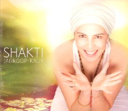 KAUR JAGROOP :  SHAKTI  (SPIRIT VOYAGE)

La giovane e talentuosa vocalista Jagroop Kaur propone Shakti, splendido album dedicato appunto a Shakti, il potere creativo dellUniverso capace di indurre la trasformazione interiore. Gli antichi mantra interpretati dalla voce ammaliante di Jagroop Kaur sono accompagnati da una strumentazione multietnica che comprende tastiere, basso, chitarra e molti elementi tipicamente sudamericani come banjo, quena, moseno, toyo, quenacho e zampona. Shakti trasmette gioia e riempie il cuore dellascoltatore con la luce e lenergia della pace e della grazia divina. Lalbum  stato creato da Jagroop Kaur con lintento di far conoscere al mondo il patrimonio mistico dei mantra, affinch luomo possa vivere nelleterna ed infinita bellezza della presenza divina che risiede nella propria anima. Shakti rappresenta la speranza del cambiamento e la possibilit che il mondo diventi un luogo pi amorevole, consapevole ed unito.