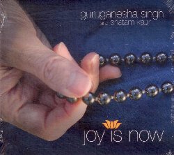 SINGH GURUGANESHA & KAUR SNATAM :  JOY IS NOW  (SPIRIT VOYAGE)

Joy Is Now propone irresistibili kirtan firmati da due grandi interpreti di musica devozionale: GuruGanesha Singh e Snatam Kaur, le cui indimenticabili voci creano un ideale contrappunto tra maschile e femminile, tra forza e dolcezza, tra terra e cielo. GuruGanesha Singh ha abbracciato il Sikhismo a 22 anni, praticando yoga e meditazione per oltre trent'anni sotto la guida del suo maestro spirituale Yogi Bhajan. Nel 1999 GuruGanesha fond l'etichetta Spirit Voyage con lo scopo di far conoscere a sempre pi persone la musica da lui amata e ritenuta capace di guarire il pianeta dai mali moderni. Snatam Kaur non ha davvero bisogno di presentazioni:  senza ombra di dubbio una delle migliori interpreti di canto sacro dell'attuale panorama musicale. In Joy Is Now le melodie dalle influenze raag e jazz della chitarra suonata da GuruGanesha creano una brillante conversazione con un ensemble di strumenti classici indiani tra i quali sitar, sarod, esraj, flauto e violino, costruendo in questo modo la cornice perfetta per le toccanti parti vocali in cui la voce di Snatam Kaur si alterna e si fonde con quella del suo compagno. Joy Is Now  un album innovativo e dinamico che ricorda all'ascoltatore la natura divina delle infinite possibilit della musica e la grande sensibilit dei due interpreti.